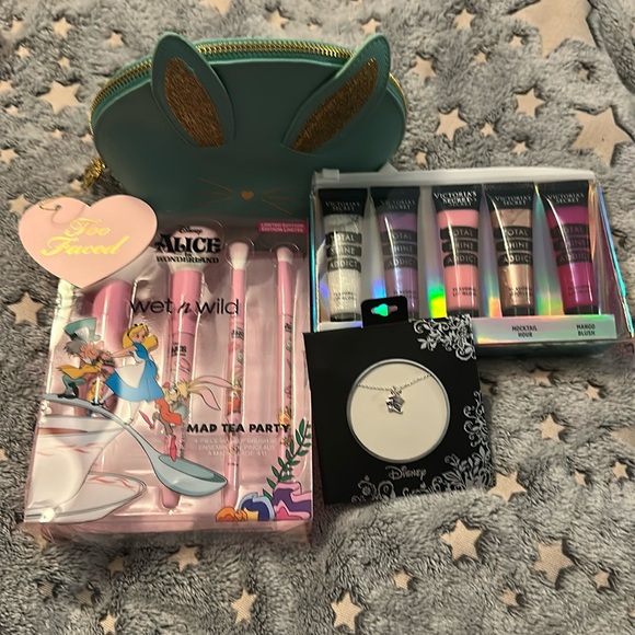 133- Alice in Wonderland themed bundle❤️ - Picture 1 of 6